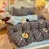 Juego de ropa de cama de cuatro piezas de terciopelo de leche engrosado de grado A con estampados de dibujos animados, que incluye una funda de edredón y una sábana bajera, adecuado para otoño e invierno, y diseñado para dormitorios estudiantiles