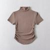 Camiseta de manga corta con cuello vertical estilo europeo y americano para mujer, verano 2023, corte entallado, dobladillo irregular, arrugado y corta.