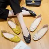 Mocasines de Cuero Suave de Corte Bajo 2026 Zapatos Individuales Calados Zapatos Planos Nuevos de Verano para Mujer Sandalias de Mamá Zapatos Perforados de Abuela