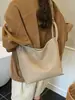 Bolsa Saco de Couro Macio Yuezizi para Mulheres, Novo Modelo 2025, Bolsa Cesta de Mão Estilo Ultra-Casual, Bolsa de Ombro e Transversal para o Dia a Dia