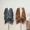 Otoño e invierno se pueden usar con un chal retro, una bufanda de flecos con bloques de color, una bufanda marrón casual y una bufanda gris de talla única.