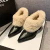 Sapatos de Couro Femininos Retro One-Step Plus Veludo Bico Fino Tamanho Grande Pequeno 2026 Outono/Inverno Novos Sapatos de Pelo Únicos Sapatos de Algodão Quentes