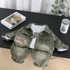Conjunto de Três Peças em Jeans Lavado para Meninos, Nova Roupa Infantil de Primavera e Outono, Jaqueta Vintage Workwear Desgastada com Camada Interna Estampada e Calça Comprida