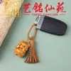 Llavero de gatito juguetón tallado en madera de azufaifo de Yiming Xianyuan, lindo colgante decorativo para mochila de pareja con borla temática de luna