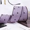Suéter pequeno com estampa de coração em um lado, borda preta e laço feito à mão, material para artesanato, caixa de presente e fita para embalagem.
