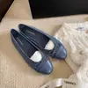 Zapatos planos clásicos estilo Chanel para mujer de Mom's Grape, con punta redonda, detalle de lazo, tacón bajo y corte bajo.