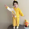 Conjunto de pijama de forro polar coral para niñas, ropa de estar gruesa de dibujos animados para otoño e invierno, conjunto cálido de dos piezas para bebés, lindo