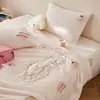 Conjunto de Colcha de Verão em Gaze Plissada Dupla Camada 100% Algodão Estilo Coreano Feminino Classe A Conjunto de Três ou Quatro Peças Colcha Bordada para Ar Condicionado Colcha Fresca de Verão para Dormitório