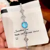 ¡Palabras coloridas en la muñeca! Pulsera con hebilla ovalada de circonita súper brillante, pulsera de lujo ligero de alto temperamento, joyería de mano de nicho para mujer
