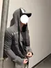 Diseño único, con un estampado totémico de nota musical gótica, patrón de rayas, cierre de cremallera y un estilo de cárdigan con capucha entallado y ligero, adecuado tanto para hombres como para mujeres
