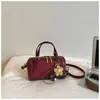 Nova bolsa de boliche outono de 2026, estilosa e com bom acabamento, de ombro único, transversal, bolsa de mão, bolsa Boston acolchoada da moda