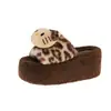 Lindas pantuflas de gatito de dibujos animados con estampado de leopardo para mujer, nuevo estilo otoño e invierno 2026, pantuflas de algodón peludas de punta abierta con plataforma y suela gruesa