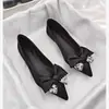 Sapatos Femininos de Salto Baixo Estilo Doce Retrô Francês, Bico Fino, Decote Baixo, Cetim, Laço de Strass, Mocassins Versáteis Planos para Noite