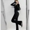 Conjunto deportivo de fitness para mujer estilo europeo y americano, conjunto de dos piezas con top de manga larga y cuello en V con cremallera, y pantalones acampanados adelgazantes
