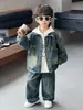 Conjunto Jeans Masculino Primavera e Outono 2026 Novo Estilo Coreano Roupa Cool para Menino Bebê Outono Conjunto Tendência de Três Peças