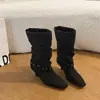 Botas de tacón de aguja de gamuza estilo Maillard con punta afilada y remaches, otoño 2026, botas de moda versátiles y elegantes para mujer, estilo retro, corte ajustado, hasta la mitad de la pantorrilla