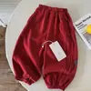 Calça Longa Infantil 2026 Outono Novidades Meninos e Meninas Calça de Moletom Estampada Bebê Estilo Coreano Cor Sólida Calça Longa com Punho na Barra Tendência