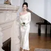 Vestido de Noivado Off-Shoulder Estilo Francês 2026 Novo Vestido de Manga Longa, Vestido Branco Deslumbrante e Elegante para Registro de Casamento