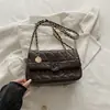 Bolso de cadena con patrón de rombos, un bolso cruzado chic y versátil para mujer, nuevo estilo 2026, que irradia un ambiente sofisticado y moderno, un bolso cuadrado pequeño