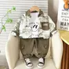 Nuevo Conjunto de Tres Piezas con Estampado Completo y Mangas Largas para Niños Pequeños y Medianos, Traje Estilo Otoño para Bebé Niño, 2025