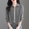 Cardigan Curto de Tricô Feminino Moda Outono/Inverno 2026 com Gola Reversível, Cor Sólida, Estilo Coreano, Caimento Solto, Suéter de Cintura Alta