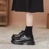 Zapatos de cuero estilo británico con suela gruesa para mujer, nuevo modelo de otoño 2026, mocasines negros versátiles estilo colegial para aumentar la altura en personas menudas