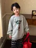 Moletom Infantil Mo Xiaomeng Estilo Outono 2026 Versão Coreana para Meninos e Meninas Moletom com Estampa de Cachorro e Letras Top Infantil de Gola Redonda com Manga Longa