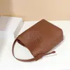 Bolsa Nueva de Mujer Transfronteriza Primavera 2025 Piel Suave Completamente Tejida a Mano Gran Capacidad Bolso Cubo Vintage Bolso Cruzado