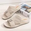 Fábrica de chinelos produz chinelos masculinos de qualidade para exportação, calçados de praia, calçados para homens de meia-idade e idosos, e sandálias de verão para o Oriente Médio.