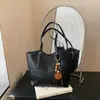 Bolsa de mano de gran capacidad para el día a día, nuevo diseño de moda 2026, elegante y con estilo, minimalista y a la moda, bolso de hombro tipo tote de color liso
