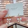 Pendientes elegantes de nicho con hebilla de oreja de perla y lazo, de moda coreana, elegantes y de diseño de celebridades de Internet, que combinan con todo.