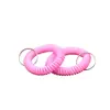 Venta al por mayor en stock del fabricante de pulseras elásticas de cordón de teléfono de colores, pulseras de plástico de resorte para llaves y pulseras con etiquetas de número