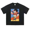 Camiseta de manga curta estilo anime com lavagem desgastada, apresentando cenas clássicas, estampa 2D desgastada, em estoque