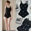 Maiô Preto Bordado com Abelha 2026 Peça Única para Mulheres, Manga Curta, Especial para Piscinas, Roupa de Banho de Competição para Mulheres