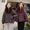 Chaqueta Corta de Algodón con Relleno y Cuello Grande de Piel 2026 Nuevo Estilo de Invierno para Mujeres Petites Moderna Versátil Cálida Abrigo de Algodón Engrosado