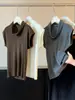 Nuevo estilo de principios de otoño, elegante top de punto sin mangas con cuello de volantes para mujer, corte ajustado y favorecedor para la figura con mangas cruzadas