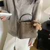 Bolso de cubo retro para mujer, nueva colección de otoño de tendencia 2026, bolso cruzado versátil de gamuza, bolso de hombro casual y bolso de mano