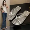 Chinelos para Uso Externo de Verão Feminino Moda 2025 Novos Chinelos Flats Franceses de Salto Alto Chinelos para Praia de Verão Feminina