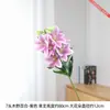 Flores de Lirio de Madera de Pétalos Grandes Se Exhiben en la Sala de Estar con Varios Arreglos Florales Combinados con Piezas Decorativas Suaves y Arreglos Florales en Jarrones en la Entrada