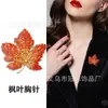 Broche de Hoja de Arce Roja de Año Nuevo Broche Festivo Pin Exquisito para Mujer Pin de Alta Gama Elegante para Traje Accesorios de Bienvenida con Clase