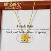 Artículo popular de TikTok, mismo estilo que el colgante de mariposa de doble capa cepillada de la tienda dorada, charm de mariposa tridimensional, cobre chapado en oro, accesorio de lujo ligero para mujer