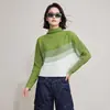 Coleção de outono de Miyake: Camisa básica feminina listrada color block, com gola franzida, mangas morcego, corte solto, comprimento curto e design texturizado de manga longa