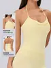 Top de tirantes finos cruzados con cuello halter para yoga para mujer con almohadillas extraíbles en el pecho, ropa de fitness, camiseta deportiva ajustada para Pilates