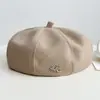 2025 Nova Moda Cor Sólida Simples Artística Versátil Boina com Etiqueta de Coração Chapéu de Pintor Respirável Retro Britânico
