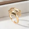 Anillo de Luz de Zirconia Incrustada en Oro Real Chapado en Cobre Transfronterizo Europeo y Americano Lujo Ligero Sensación de Alta Gama Anillo para el Dedo Joyería de Mano Versátil Fabricante Venta al por Mayor en Stock