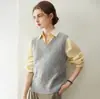 Nueva colección de otoño e invierno: cachemira pura, cuello en V de siete agujas, chaleco chaqueta de punto trenzado, top sencillo para mujer para otoño e invierno