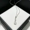 2026 Nuevo Colgante Pequeño de Gota de Agua con Collar de Letra de Diamante, Moderno, Clásico, Sencillo, Versátil para el Uso Diario, Venta Directa de Fábrica para Mujeres