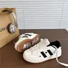 Mocassins femininos em formato de estrela estilo Hong Kong, tênis pretos novos e modernos para 2026, sapatos casuais versáteis de nicho