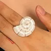Conjunto de três peças de brinco, anel e broche de estrela-do-mar e concha com estilo oceânico e efeito de gota de óleo, acessórios multicoloridos com bordas douradas vintage estilo férias