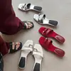 Elegantes Sandalias Versátiles de Tacón Bajo con Punta Abierta para Mujer, Nuevas de 2026, Modernas Chanclas Impresionantes con Punta Cuadrada, Hebilla Metálica y Diseño Dividido